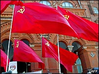 Bandeiras soviéticas em recente manifestação na Rússia