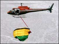 Pilotos vêm treinando captura da sonda no ar 