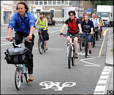 cyclists_in_convoy226pa.jpg