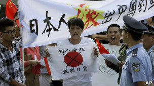 北京反日示威者在日本大使馆外举起呼吁中国民众抵制日货的标语(13/9/2012)