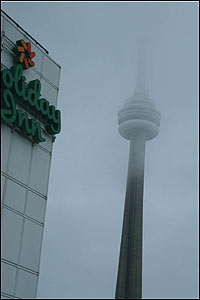 برج تورنتو در ابر / عکس از مهدی جامی