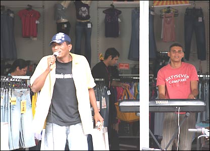 Nhạc sống quảng cáo trước cửa hàng