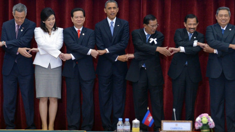 Obana chụp ảnh chung cùng các lãnh đạo Asean