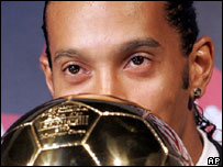 Ronaldinho Gaúcho com o prêmio Bola de Ouro