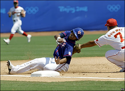 Chinese Taipei's Lin Che-Hsuan, left, is tagged out at third by China's third baseman Sun Wei