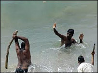 Police officer attacking a disabled man in Colombo (file photo)