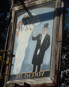 Arwydd tafarn Yr Hendy yn Llangynwyd