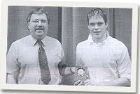 Llion yn derbyn y wobr