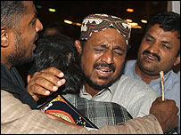 کراچی دھماکے میں ہلاک شدگان کے غمزدہ لواحقین