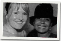 Catrin Aur Davies gyda Shirley Bassey