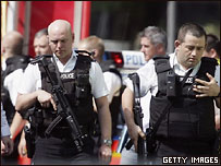 लंदन पुलिस पहले पकड़े गए लोगों से बुधवार तक पूछताछ कर सकती है