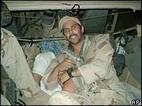 foto mostrando suposto abuso contra prisioneiro iraquiano