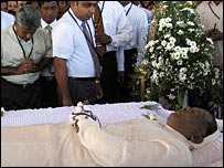 Minister Fernandopulle's body in the parliament (photo Elmo Fernando)