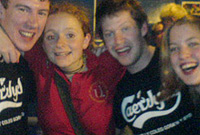 Lowri Evans (ail o'r chwith)