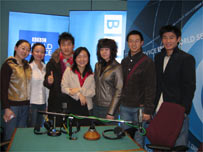 中国留学生接受《留学英国》节目主持人天舒的采访