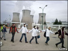 法国反核示威者来到里昂附近Bugey电站的冷却塔旁