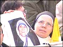 Черниця на площі Святого Петра під час церемонії 