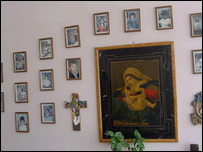 Capelã cu fotografiile copiilor morþi de SIDA la Constanþa