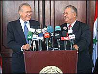 رامسفلد (چپ) با جلال طالبانی رييس جمهوری عراق 