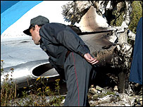 Perito examina destroços de um dos aviões russos