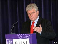 دز براون وزير دفاع بريتانيا