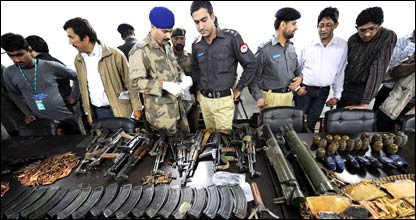 लाहौर में हथियार दिखाते पुलिस अधिकारी