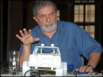 Lula mostra miniatura do 'primeiro carro verde do mundo' (Foto Valter Campanato/ABr) 