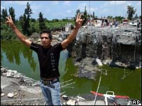 Güney Lübnan'da vurulan bir köprü