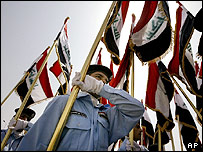 سرباز پلیس عراقی در مراسم تحویل‎گیری امنیت استان انبار از نیروهای آمریکایی