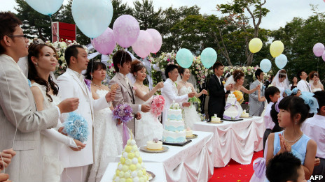 日本釜石市在东日本大地震后举行的一场集体婚礼（3/7/2011）