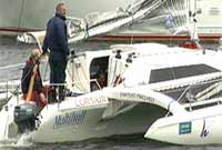 Richard Tudor ar fwrdd catamarán yn harbwr Pwllheli.