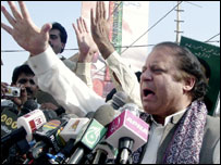 नवाज़ समर्थकों पर गोलीबारी