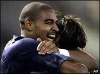 Adriano abraça Vieira, autor do segundo gol da Inter