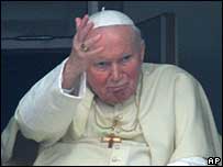 João Paulo 2º acenou da janela de seu hospital no domingo