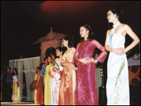 Văn nghệ “Tình Bao La” của sinh viên Berkeley (ảnh Bùi Văn Phú)