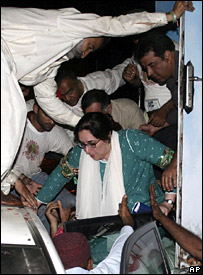 بینظیر بھٹو کو ٹرک سے نیچے اتارا جا رہا ہے