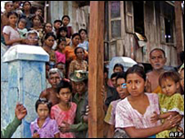 राहत का इंतज़ार करते लोग