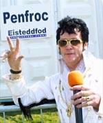 Elfus Preseli (Bill Clifton Caeathro Caernarfon) yn agor pabell roc Penfroc