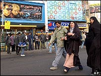 فرهنگ سنتی در کنار گرايش های غربی در ايران مشاهده می شود