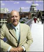O arquiteto britânico Norman Foster na Ponte do Milênio, um projeto de sua autoria, em Londres