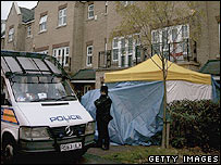 Policiais em frente à casa de Alexander Litvinenko