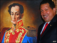 Hugo Chávez junto a un cuadro de Simón Bolívar
