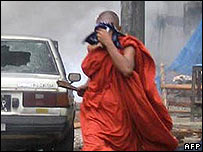 راهبی بودایی در تظاهرات رانگون 