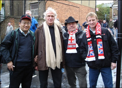 许浩与查尔顿球迷合影