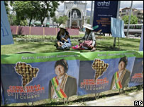 Cartazes de Morales espalhados perto de local da Cúpula Social