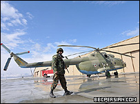 سرباز افغان در کنار یک هلی کوپتر