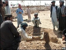 حفر گور برای قربانیان حمله شیندند