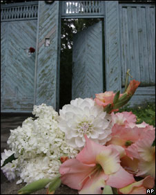 Hoa tưởng niệm được đặt đầy bênngoài tư gia của nhà văn Alexander Solzhenitsyn