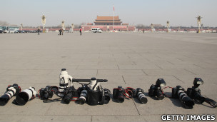 北京天安门广场上摄影记者们留下一列照相机镜头(13/3/2012)