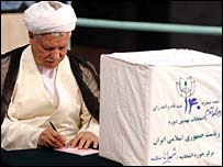 هاشمی رفسنجانی هنگام دادن رای